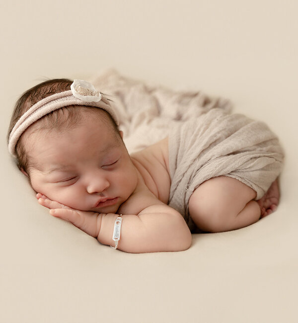 KAYA sieraden Gepersonaliseerde Baby armbandje 'Classic Bar' met uitgestanst  Hartje