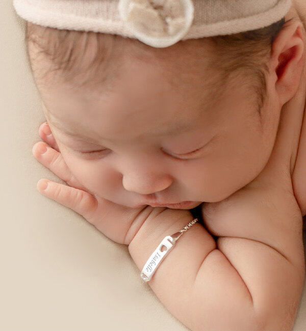 KAYA sieraden Gepersonaliseerde Baby armbandje 'Classic Bar' met uitgestanst  Hartje