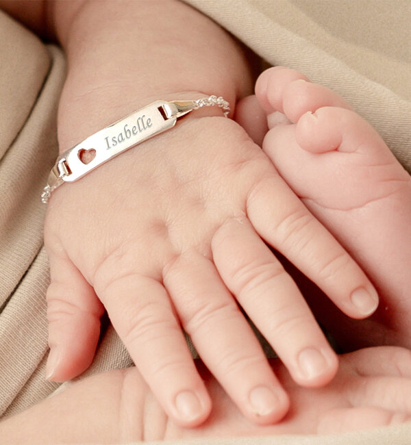 KAYA sieraden Gepersonaliseerde Baby armbandje 'Classic Bar' met uitgestanst  Hartje